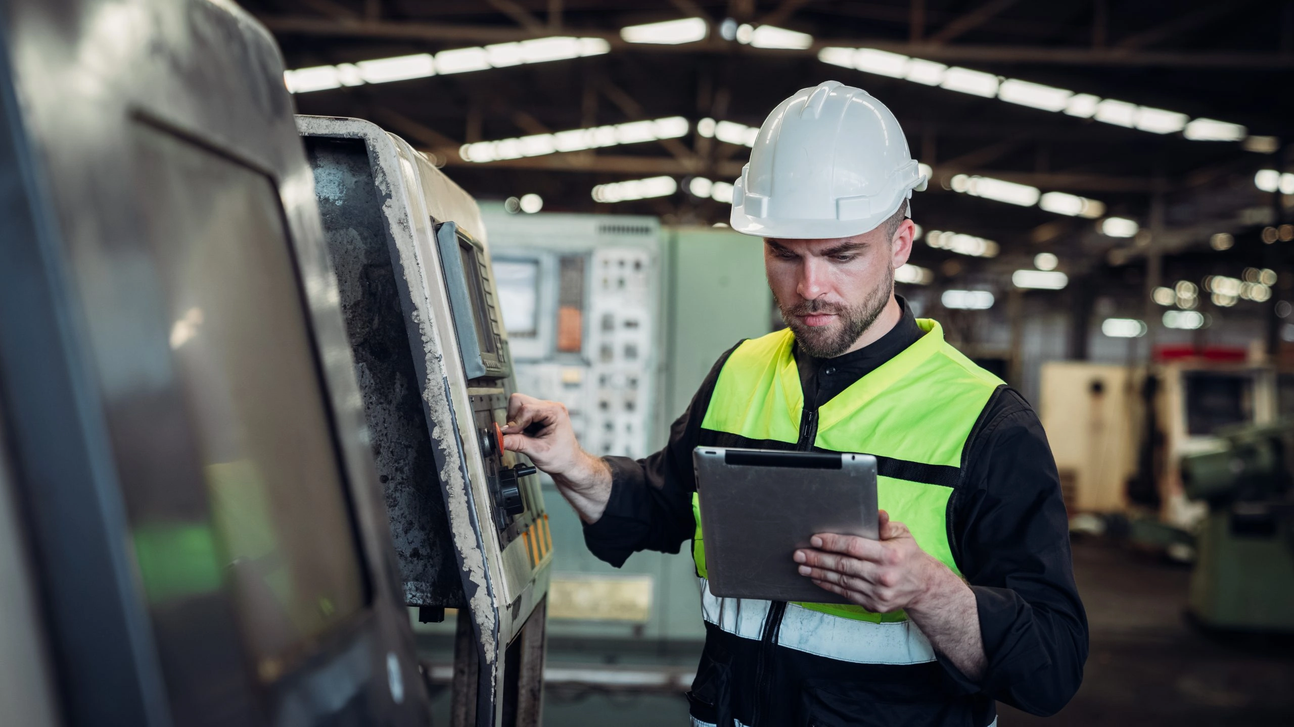 Técnico trabajando con componentes mecánicos en una planta industrial
