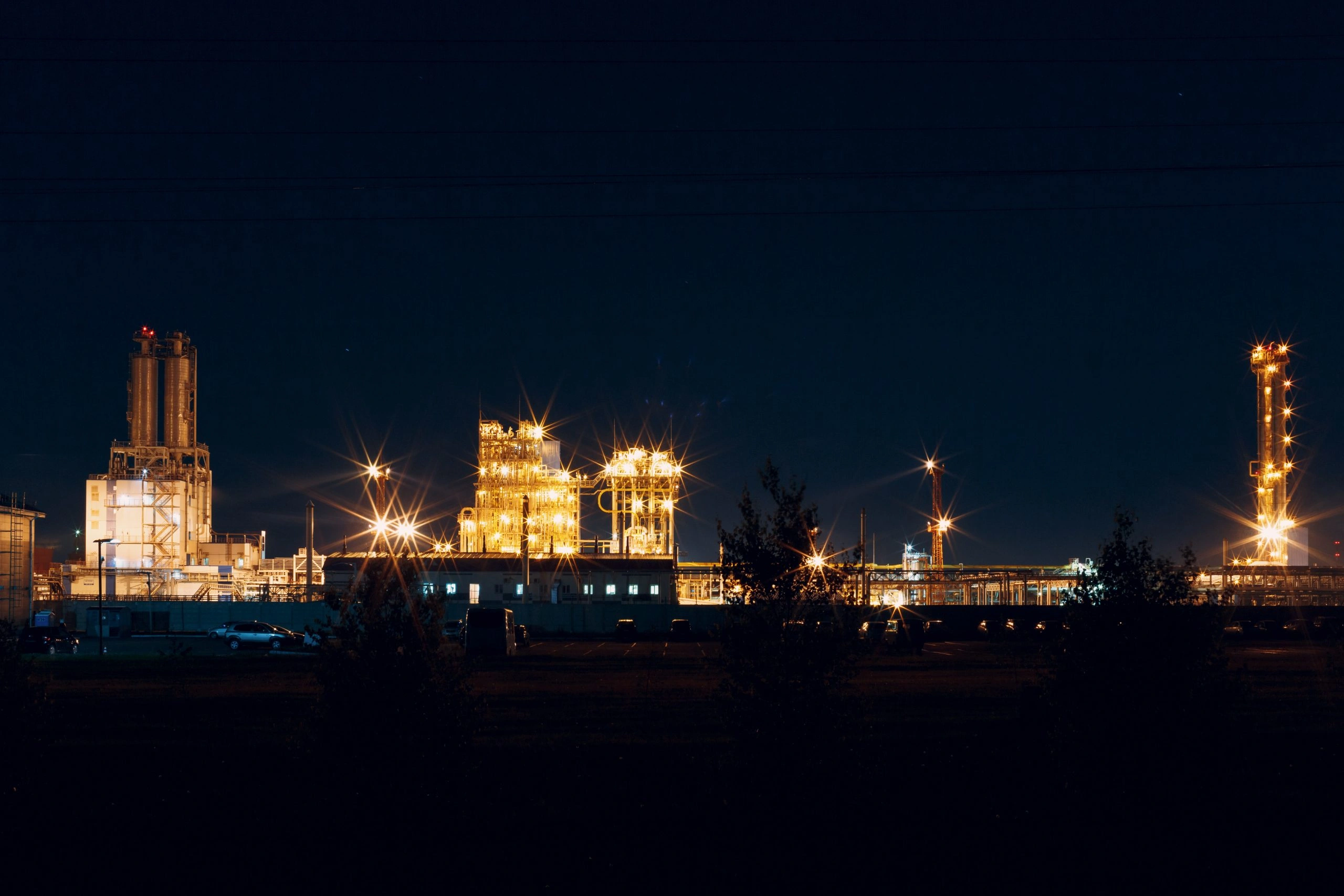 Planta industrial iluminada con equipos y sistemas de proceso